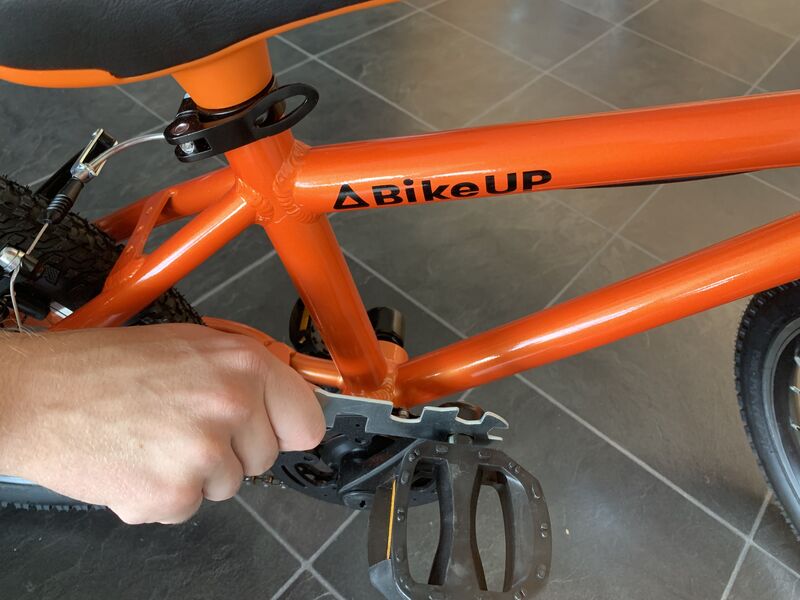 Mounting the pedals