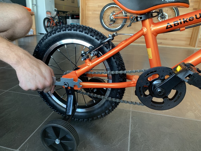Tightening the auxiliary wheels