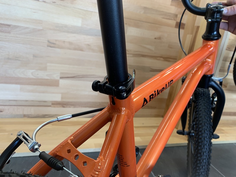 Adjusting and tightening the saddle